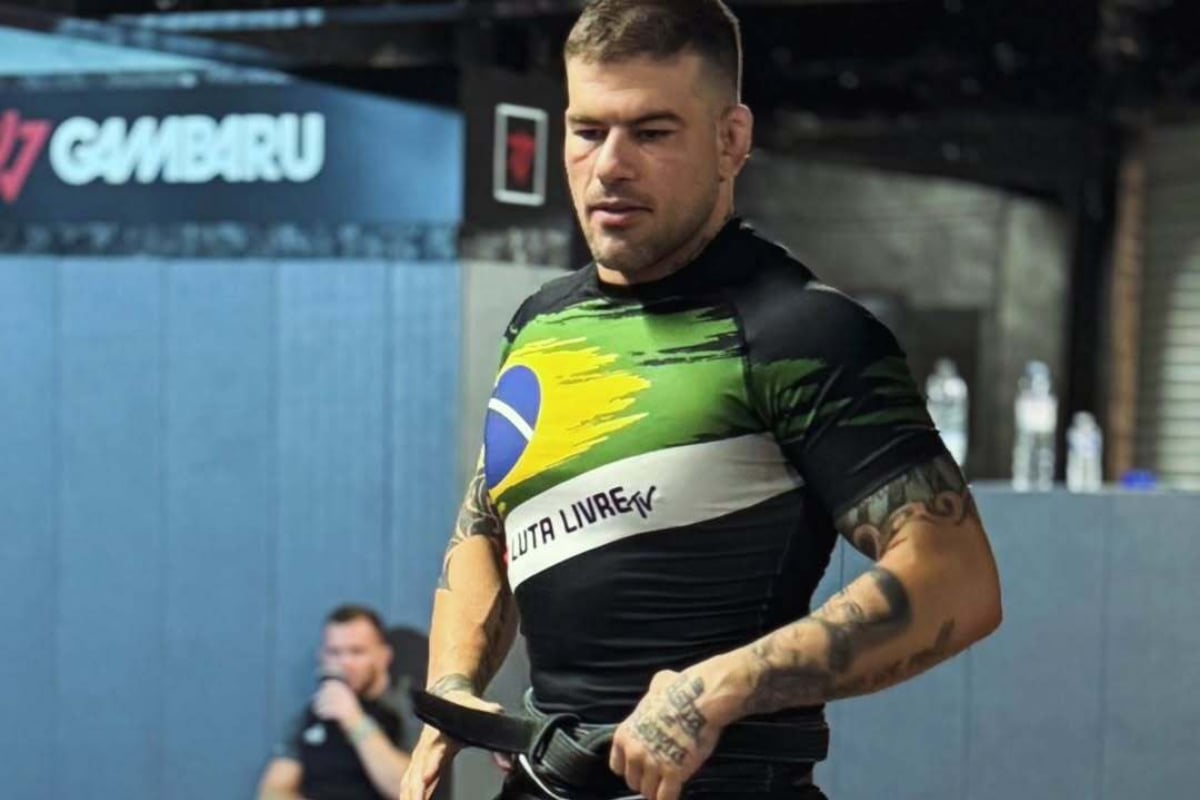 Marcelo Brigadeiro segurando a faixa