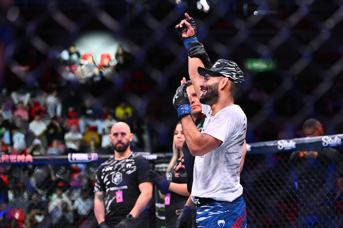 Michael Aswell tendo o braço erguido no UFC Rio