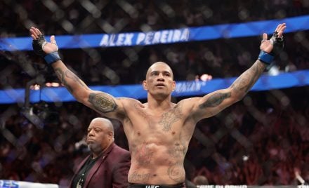Alex Poatan comemora vitória no UFC 320