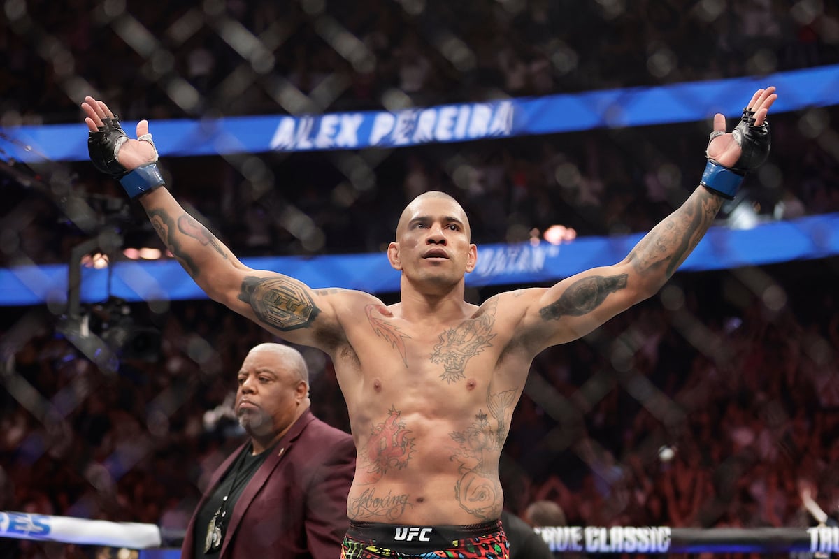 Alex Poatan comemora vitória no UFC 320