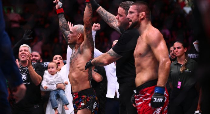 Aqui é Brasil! Charles do Bronx finaliza Mateusz Gamrot e leva público à loucura no UFC Rio