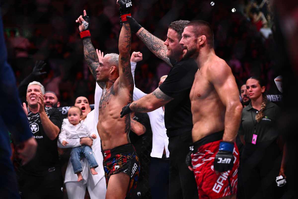 Charles do Bronx tendo o braço erguido após vitória sobre Mateusz Gamrot no UFC Rio