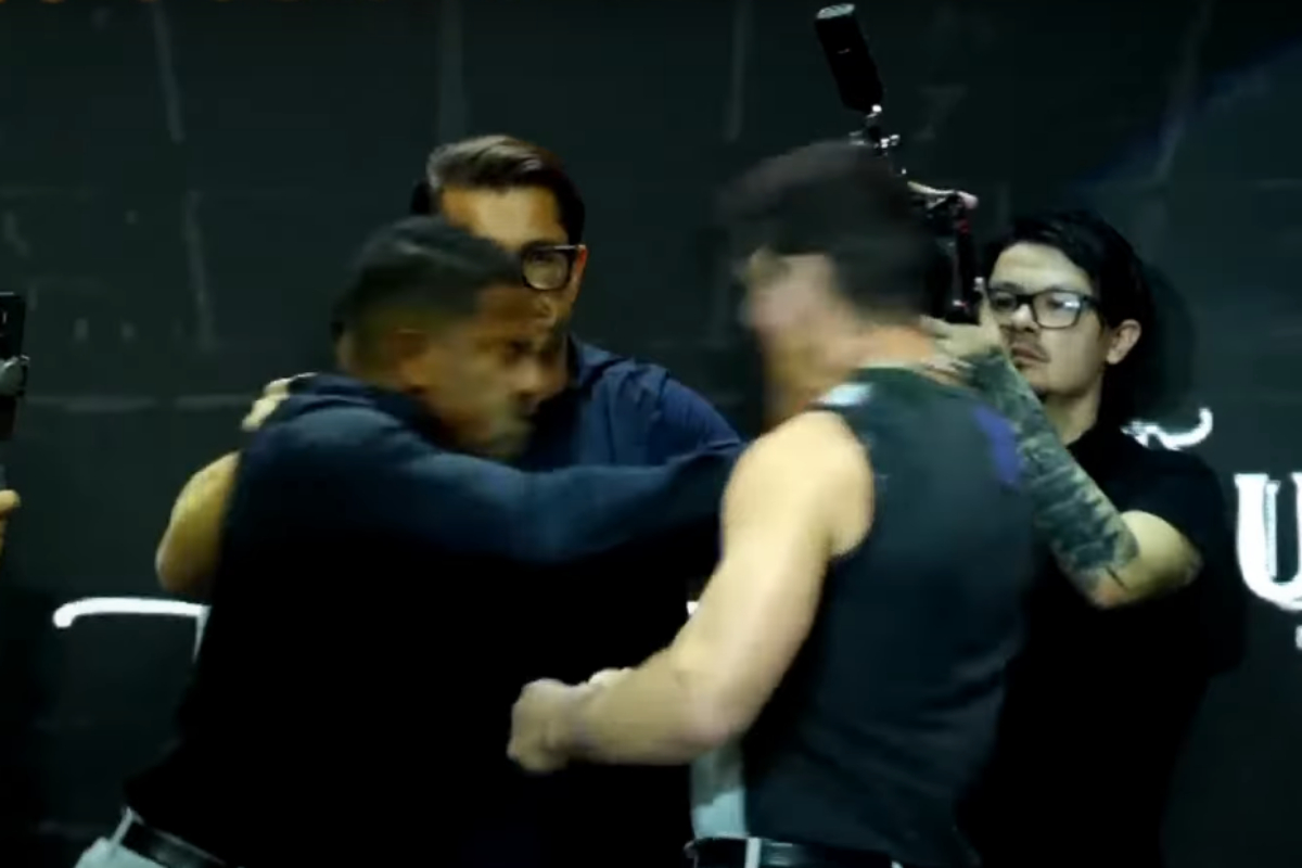 Davi Brito empurrando Sacha Bali durante coletiva do Fight Music Show 7