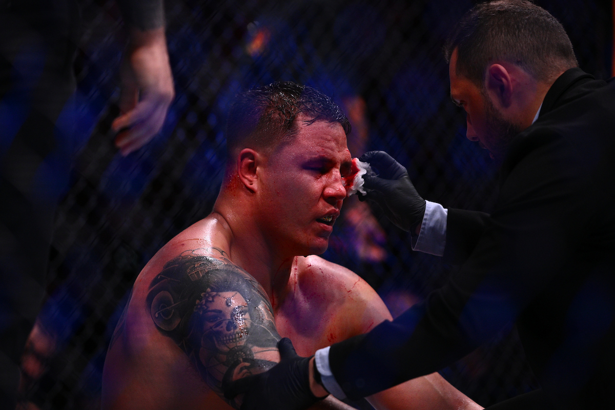 Jhonata Diniz recebe atendimento médico no UFC Rio