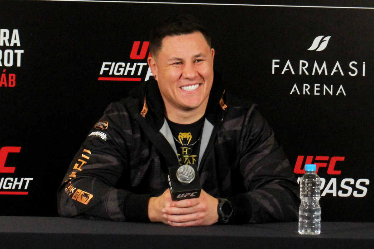 Sorridente, Jhonata Diniz participa do media day do UFC Rio