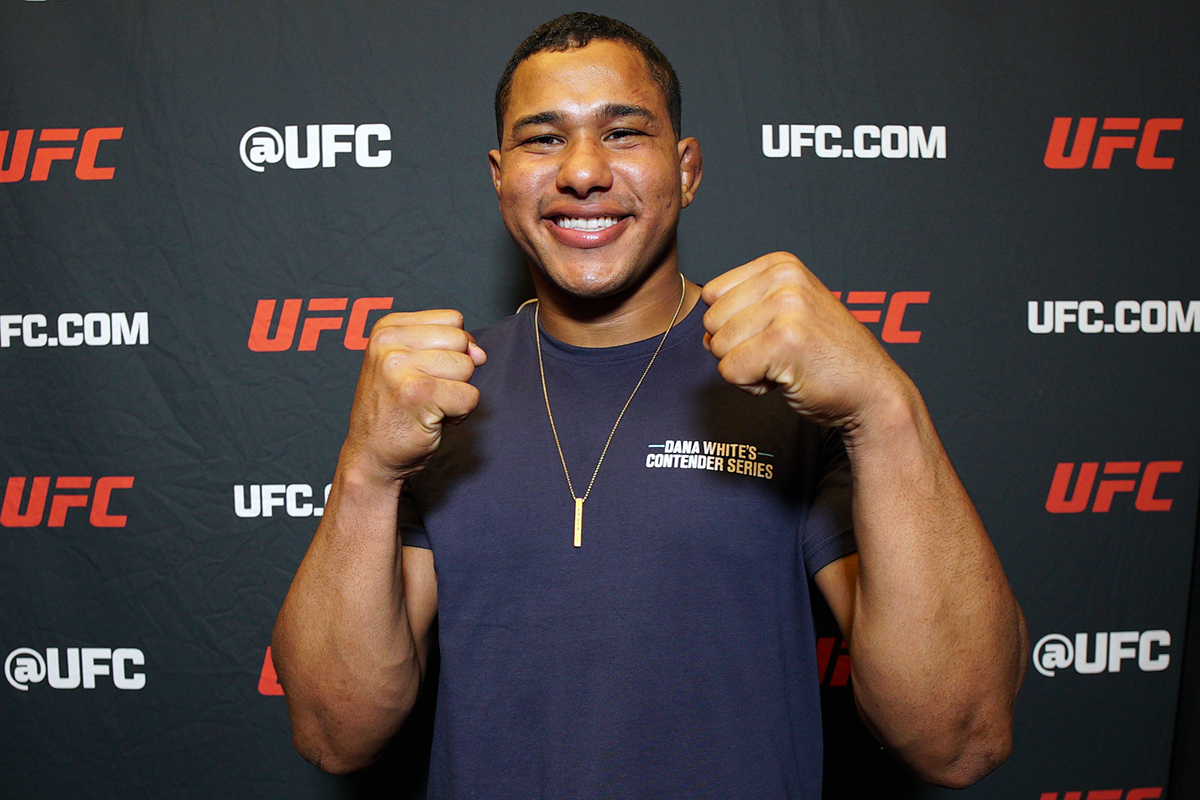 Sorridente, Levi Rodrigues Jr posa para foto após vencer no Contender Series