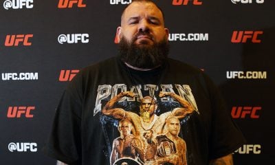 Com camisa estilizada de Poatan, Plinio Cruz posa para foto no media day do UFC 320