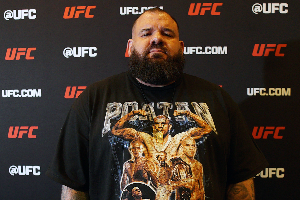 Com camisa estilizada de Poatan, Plinio Cruz posa para foto no media day do UFC 320