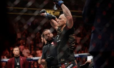 Alex Poatan tem o braço erguido diante de Ankalaev no UFC 320
