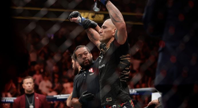 Chama! Alex Poatan cumpre promessa e visita borracharia com cinturão do UFC; veja