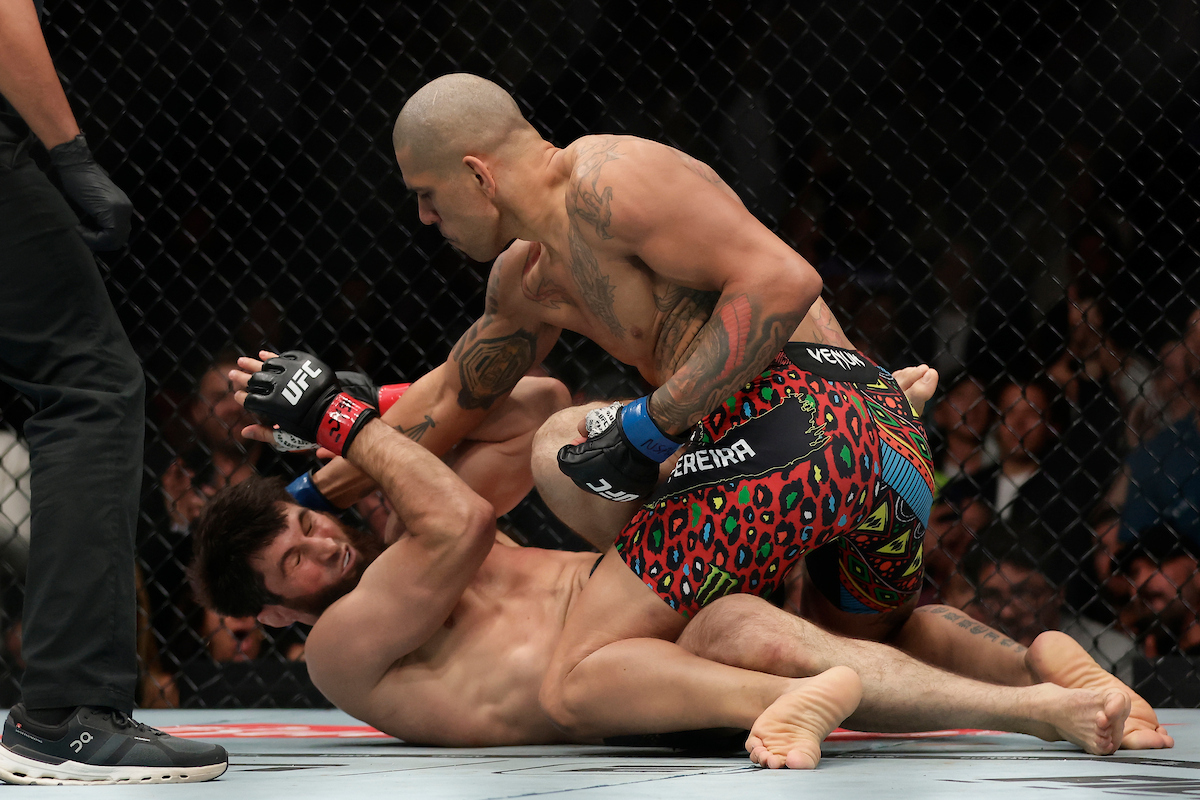 Por cima, Alex Poatan desfere golpes em Ankalaev no 'ground and pound'