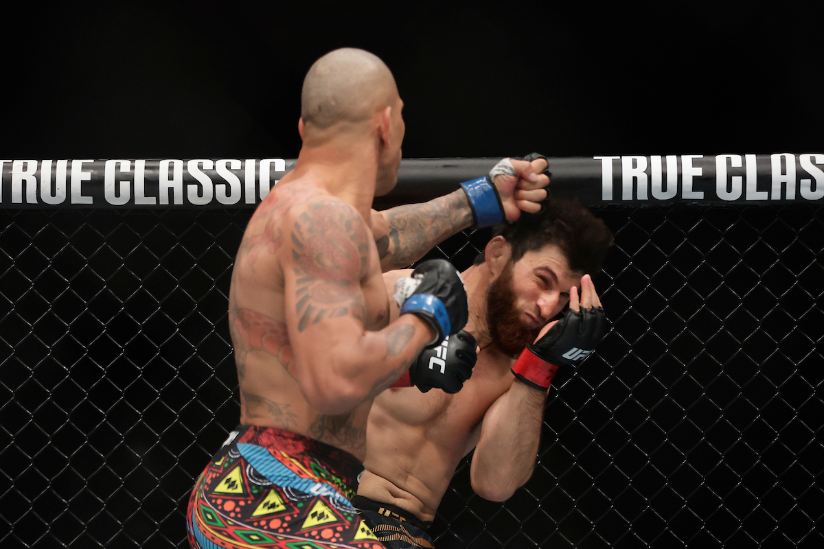 Alex Poatan acerta soco em Ankalaev no UFC 320