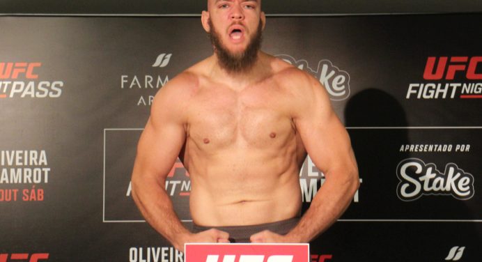 Choro e desabafo! Valter Walker rouba a cena na pesagem do UFC Rio; veja