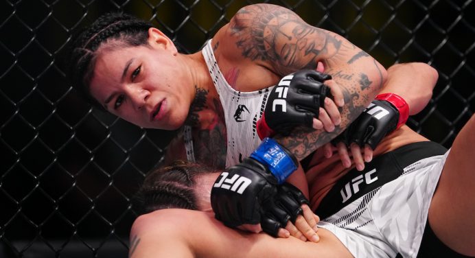 Denise Gomes domina Tecia Pennington e vence a quarta seguida no UFC