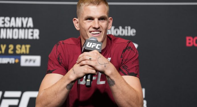 Ian Garry provoca Khamzat Chimaev após empurrão: “Energia de p*** pequeno”