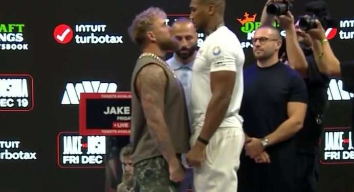 Jake Paul e Anthony Joshua fazem encarada tensa marcada por enorme diferença física; veja