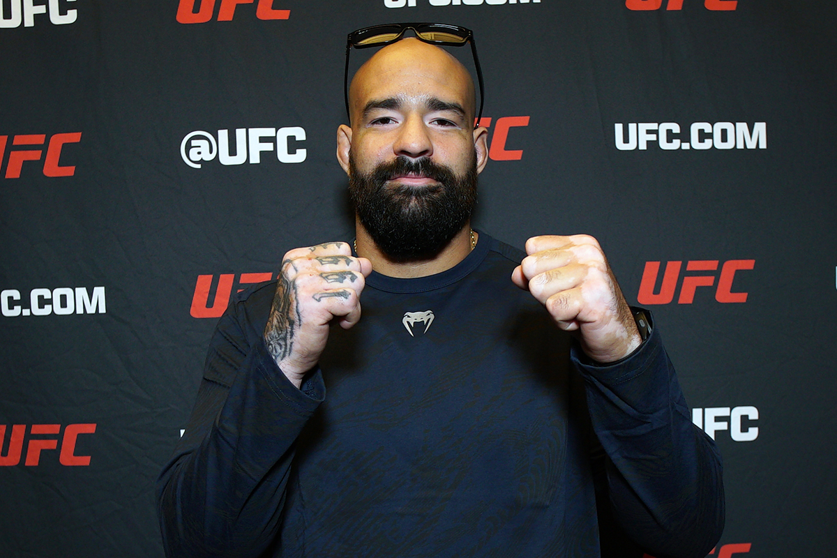 Max Gimenis posando para foto no Media Day do UFC Vegas 111