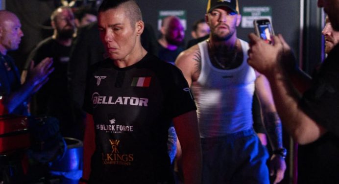 Parceira de equipe de McGregor é detida após agredir dois guardas civis em voo; veja