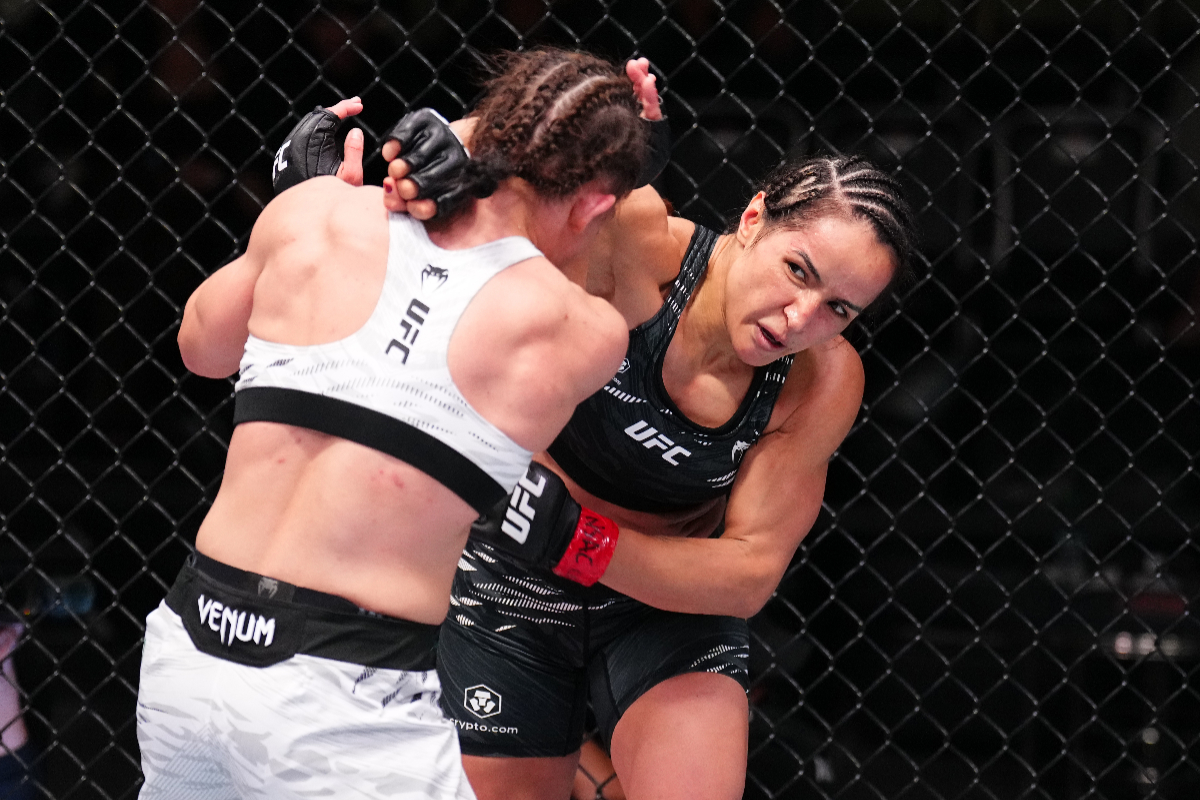 Talita Alencar e Ariane Sorriso Carnelossi durante confronto no UFC Vegas 110
