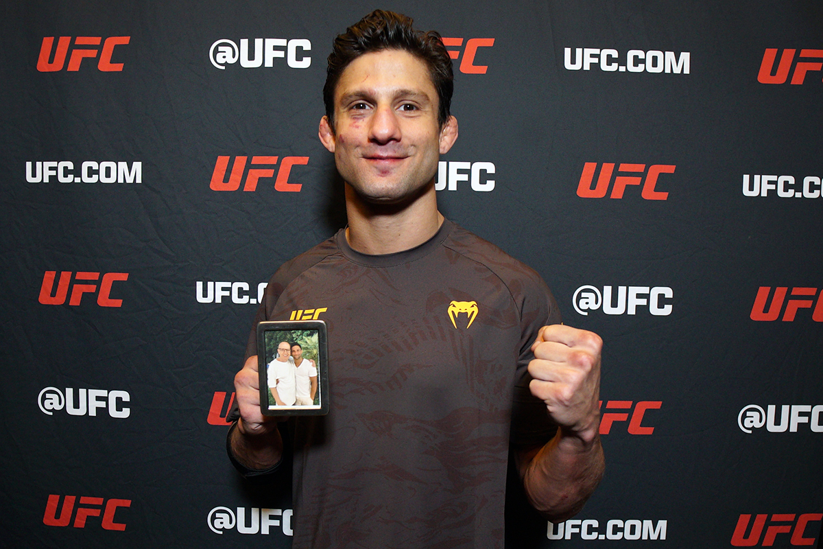 Allan Puro Osso Nascimento posando para foto após vitória no UFC Vegas 110