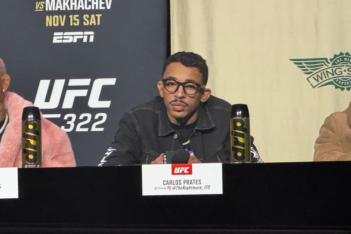 Carlos Prates durante a coletiva de imprensa do UFC 322