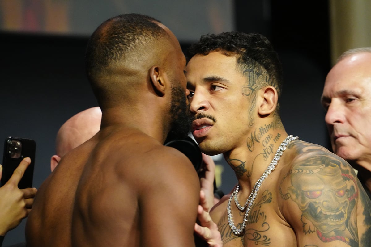 Leon Edwards e Carlo Prates se encaram após a pesagem cerimonial do UFC 322