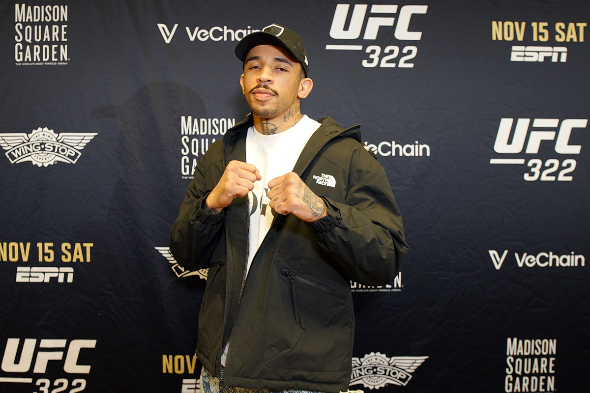 Carlos Prates posando para foto durante o Media Day do UFC 322