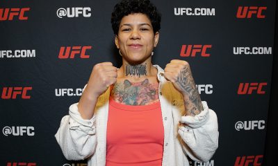 De punhos cerrados, Denise Gomes posa para foto no media day do UFC Vegas 111