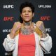 De punhos cerrados, Denise Gomes posa para foto no media day do UFC Vegas 111