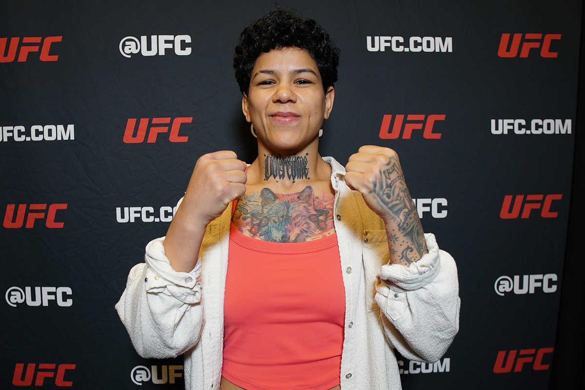 De punhos cerrados, Denise Gomes posa para foto no media day do UFC Vegas 111