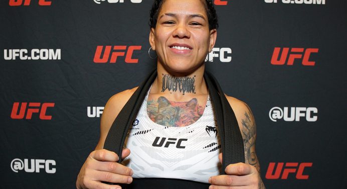 Dura na queda! Denise Gomes elogia resistência de adversária no UFC Vegas 111
