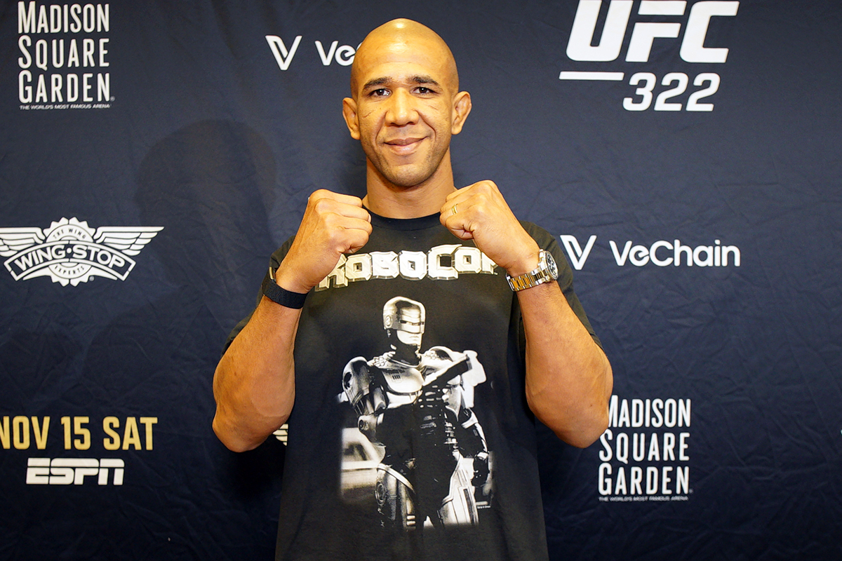Sorridente e com camisa personalizada, Gregory 'Robocop' posa para foto no 'media day' do UFC 322