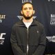 Islam Makhachev posa para foto durante o media day do UFC 322