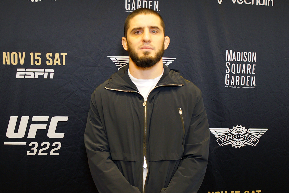 Islam Makhachev posa para foto durante o media day do UFC 322
