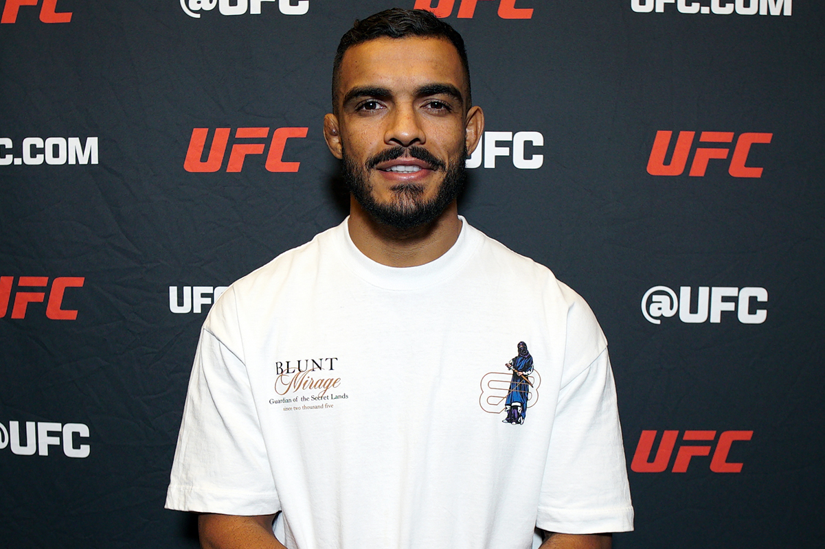 Sorridente, Ismael Bonfim posa para foto no media day do UFC Vegas 111