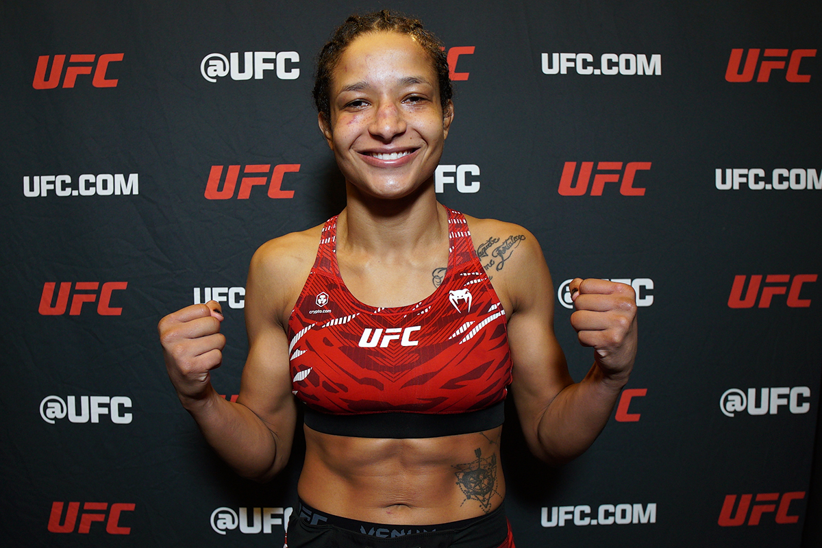 Jacqueline Cavalcanti sorri após vitória no UFC Vegas 111