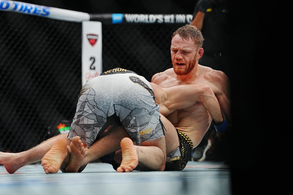 Jack Della Maddalena é derrubado por Makhachev no UFC 322