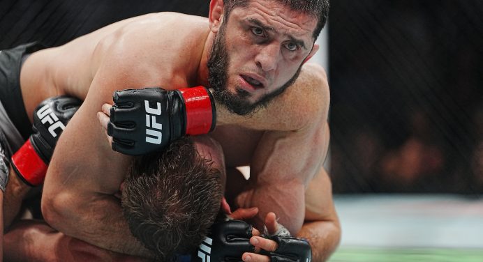 Makhachev cita cigarro ao elogiar Carlos Prates no UFC 322: “Como fuma o dia todo e vence?”