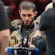 Islam Makhachev posa com dois cinturões no UFC 322