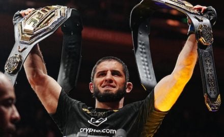 Islam Makhachev posa com dois cinturões no UFC 322