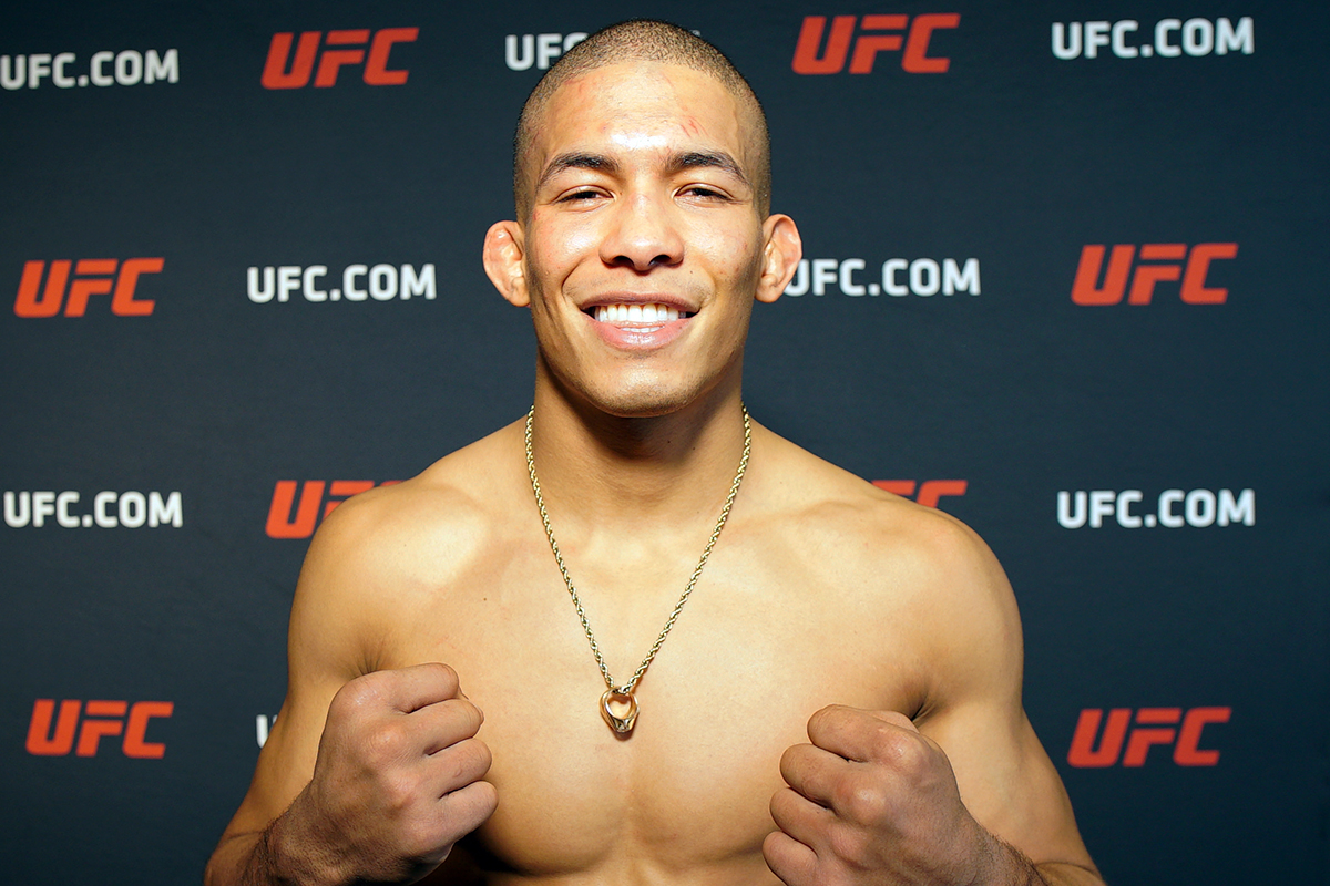Sorridente, Matheus Camilo posa para foto após vitória no UFC 322