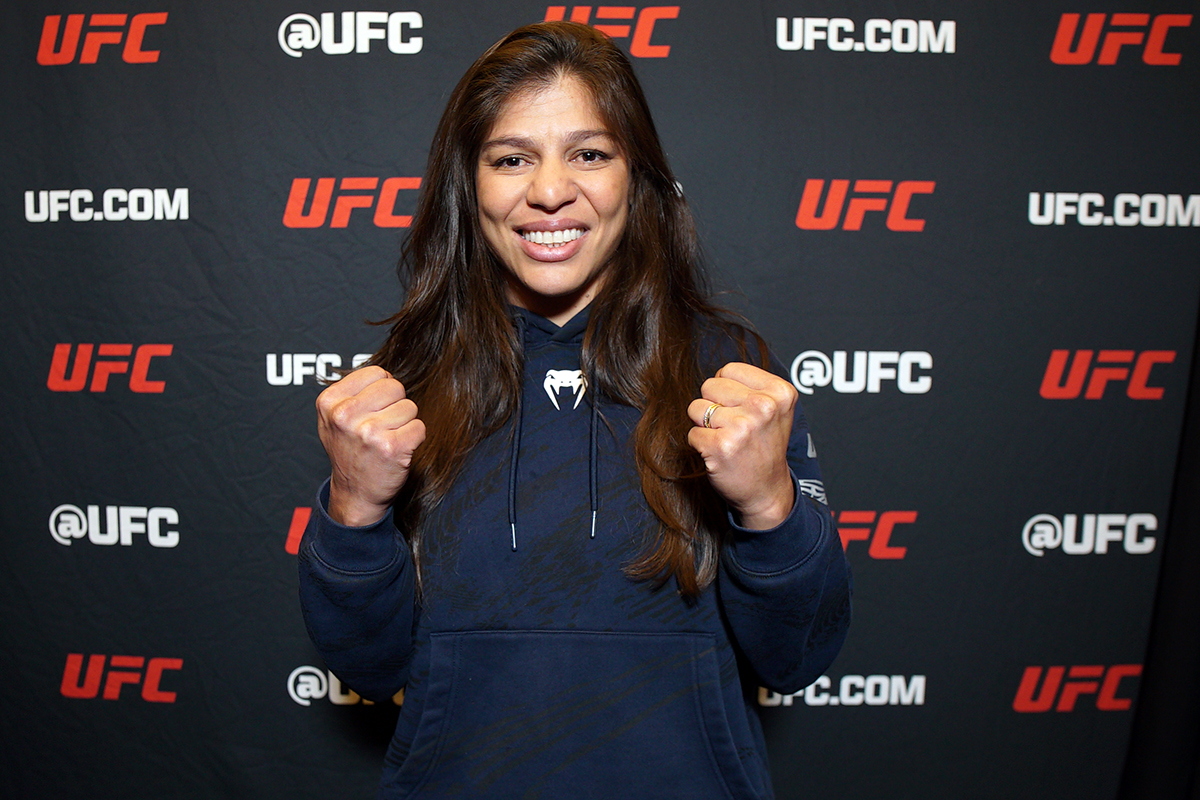 Sorridente, Mayra Sheetara posa foto no media day do UFC Vegas 111
