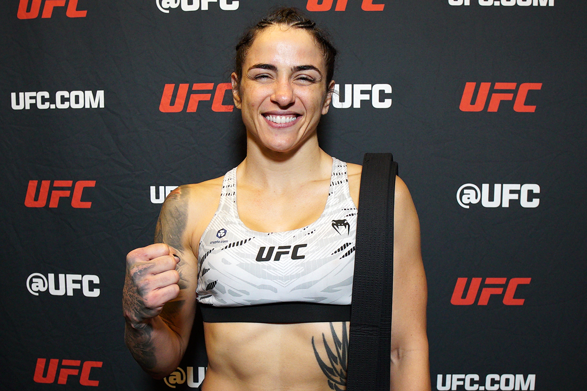 Norma Dumont posando para foto após vitória no UFC Vegas 110