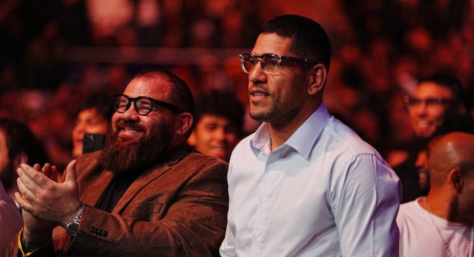 Alex Poatan insiste em duelo com Jon Jones e sonha com terceiro cinturão no UFC