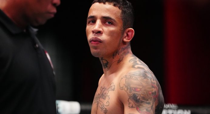 Carlos Prates recua e cogita mais uma luta antes de disputa de título no UFC