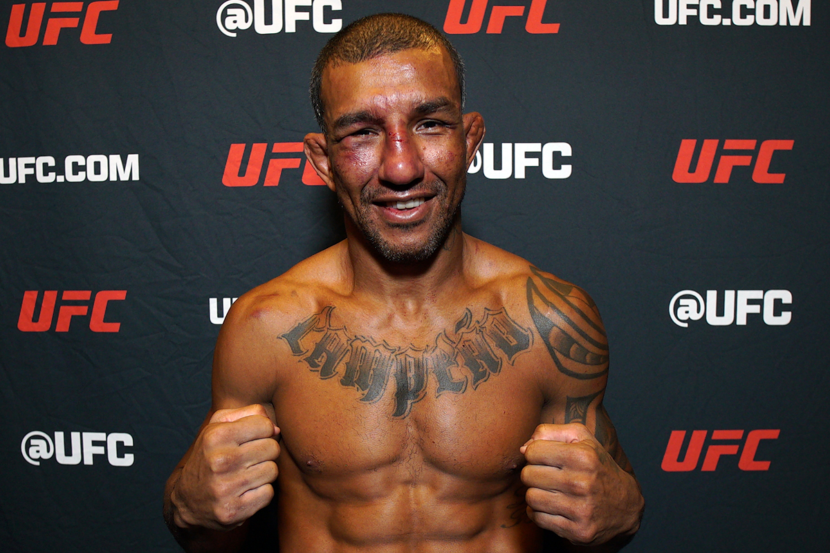 Raoni Barcelos sorri para foto após vitória no UFC Vegas 111