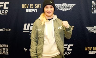 De gorro preto, Valentina Shevchenko posa para foto no media day do UFC 322