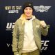 De gorro preto, Valentina Shevchenko posa para foto no media day do UFC 322