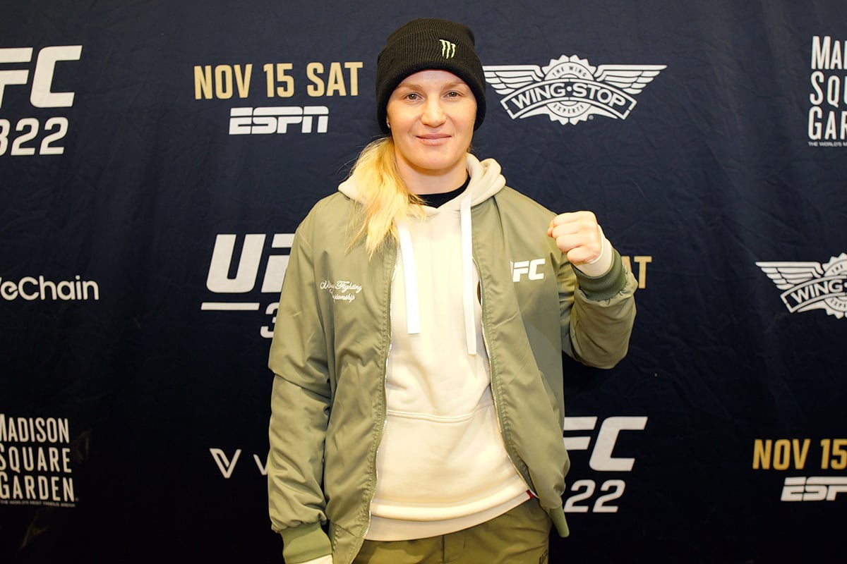 De gorro preto, Valentina Shevchenko posa para foto no media day do UFC 322