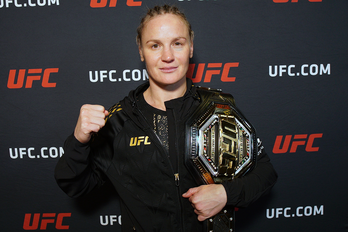 Valentina Shevchenko posando para foto após o UFC 322